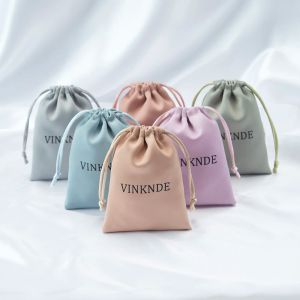 Bijoux 100 pièces Logo personnalisé marque cordon cadeau faveur de mariage sacs de bonbons 7X9 cm pochettes d'emballage de bijoux sac cosmétique en satin de soie