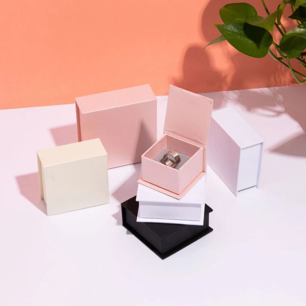 Bijoux 10pack en vrac couleur unie fermeture Top Flip bijoux boîte-cadeau emballage boîtes de papier de bijoux magnétiques avec éponge grise en gros