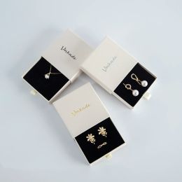 Bijoux 50pcs 8x8x2.5cm Custom Logo beige coulissant glissement de glissement out en carton emballage en papier cadeau à petite poignée bijoux Boîtes à tiroir