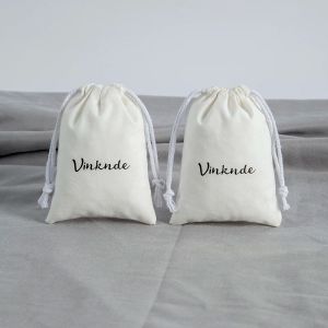 Bijoux 50pcs Logo personnalisé Sacs en coton en toile blanche avec cordon noir Pochette d'emballage de bonbons de mariage de Noël Sacs anti-poussière de grande taille