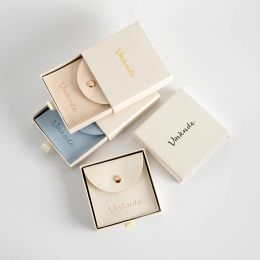 Bijoux 9 * 9 * 2,5 cm Boîte-cadeau de bijoux personnalisé en papier avec pochette de sac Personnalisé Logo chic Small Jewelry Packaging Tirker Tirker Cardboard