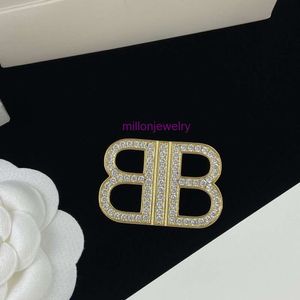 Bijoux bb boucle d'oreille B plein diamant lettre B costume broche hip-hop double B Time Punk épingle de sécurité