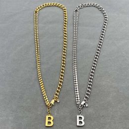 Bijoux BB Boucles d'oreilles Nouvelles lettre Collier en double couche en diamant complet pour hommes et femmes peut porter une sensation de luxe léger.