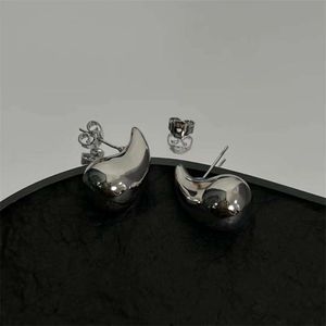 Bijoux Bottegalie Venettaly Boucles d'oreilles Design Niche Conception de boucles d'oreilles lisses géométriques avec une personnalité féminine minimaliste irrégulière faisant de l'EA polyvalent