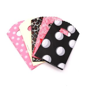 Boîtes à bijoux 50pcs / lot multi-designs petit sac en plastique 9x15cm boutique cadeau avec poignée jolis charmes boucles d'oreilles sacs d'emballage 231019