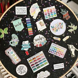 Boîtes à bijoux Badge Broche Affichage Tenture murale Pin Glitter Board Holder Collection Broderie Hoop 230717