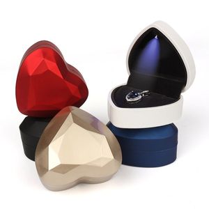 Boîtes à bijoux boîte à bagues créative forme de coeur lumière LED proposition confession boucle d'oreille pendentif stockage cadeau 231127