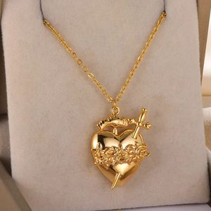 Cajas de joyería Corazón delicado con colgantes de espada Collares para mujeres Romántico Gargantilla de acero inoxidable Collar Collier Femme 231219