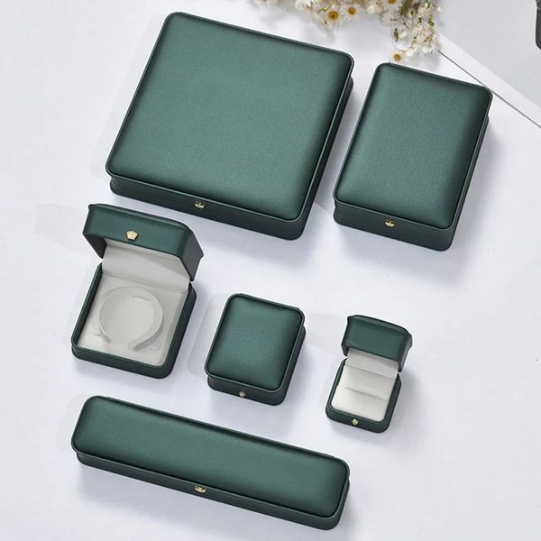 Cajas de joyería Anillo de bodas de cuero verde oscuro Pulsera colgante Caja de recolección Organizador Caja de almacenamiento Bandeja de joyería de regalo Caja de embalaje al por mayor 231025