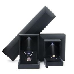 Boîtes à bijoux Boîtes à bijoux Boîte de bracelet de luxe Carré Pendentif de mariage Bague Cadeau avec lumière LED pour proposition de fiançailles 2049 Q2 D Dhdqf