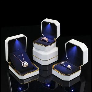 Joyas de joyas LED Jewelry Box Fashion Collares de pendientes de lujo Cajas Cajas Octogonales Compromiso de la boda Soporte de joyería 231219