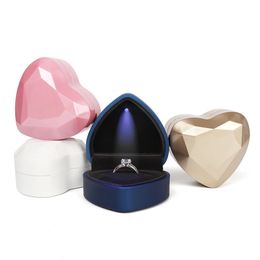 Cajas de joyería Caja de anillo de bodas con luz LED en forma de corazón de lujo con organizador de almacenamiento de exhibición Joyería Embalaje Decoración Colgante Mujeres Wholes 231025