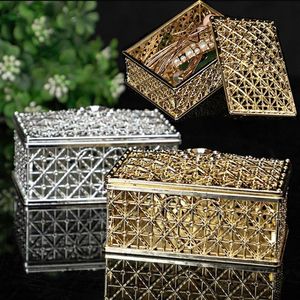 Cajas de joyería Mini Caja de almacenamiento de tesoro Color dorado Color plateado Caja de patrón de flor hueca para collar Pendiente Anillo 230921