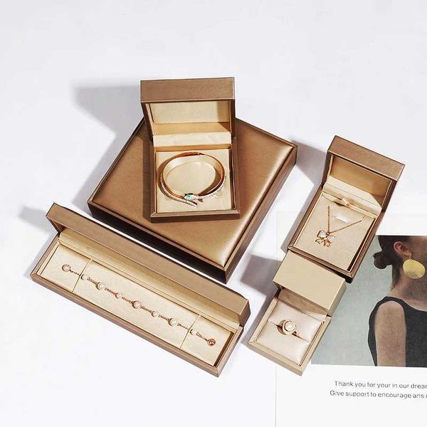 Boîtes de bijoux Nouveaux bijoux en cuir Boîte à anneaux Boucles d'oreilles Bracelet Collier Gift Storage Vintage Satin pour propositions Affichage de mariage