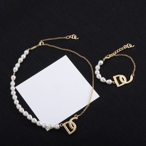 Bracelets à charme bijoux Jewlery Women Designer Collier Bracelets populaires et colliers de perles pour cadeaux de mariage sans boîte