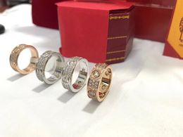 Personalización de joyas Anillos de la más alta calidad con piedras laterales 2021 Nueva marca popular Diseño Tamaño europeo Moda Serie de choque de diamantes avanzados para pareja