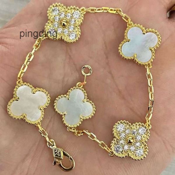 Diseñador de joyas Cadena Van Pulsera de trébol de cuatro hojas Cleef Van Pulseras Lujo 4 Encantos Moda elegante Oro de 18 quilates Concha de ágata Madreperla Pareja Vacaciones Especial Co