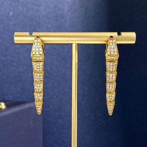 Diseñador de joyas con microincrustaciones ligeras y pendientes de diamantes Vintage personalizados con 1 forma de hueso de serpiente, pendientes para mujer, regalo al por mayor
