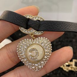 Bijoux Designer Luxury Classic Collier en cuir noir Collier Français Femmes Femmes Double Lettre Coeur En tant que pendentif incrusté Rhingestone Charm Colliers Sœur Colliers