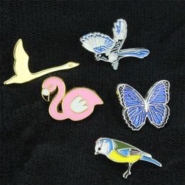 Jewelry Europe Alloy Butterfly Crane Magpie Bird Brooch Cartoon Unisexe Metal Animal Cor Pin Flamingo Animaux Backpack Hat Clost DH5G1