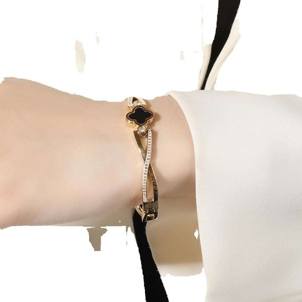 Bijoux incrustés de diamants, herbe à quatre feuilles, bracelet en acier titane pour femme, léger, design de niche, simple et polyvalent, avec un sens du design de bracelet Bracelet polyvalent