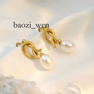 Jewelry Ins French Pearl Pearl Women's Design Sense Titanium Steel Pendientes de fragancia Pequeño Fragancia