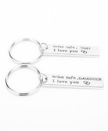 Sieradenbrief Keychain Drive veilige zoon dochteri hou van je sleutelhanger geluksleutel keten sleutelhanger charme familie kerstcadeau1360637