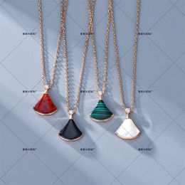 Sieraden ketting Hangertjes kettingen Rosé goud volledige diamant kleine waaiervormige hanglamp luxe eenvoudige kleine rok ketting wit Fritillaria schelp zwart rood agaat