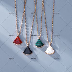 Collier de bijoux Colliers pendentifs Or rose plein diamant petit pendentif en forme d'éventail lumière de luxe simple petite chaîne de jupe coquille de Fritillaria blanche agate rouge noire