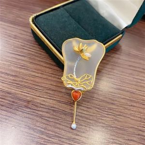 Sieraden Originele nieuwe Chinese stijl verguld ontwerp wit kristal mat jade weegbree ventilator broche broche retro dames sieraden