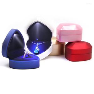 Sieradenzakken 2023 Luxe hartvormige LED-licht Wedding Ring Box Women Earring Packaging Display voor geschenkorganisator