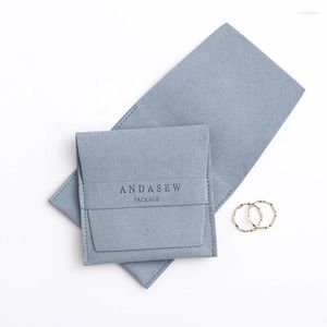 Sieraden zakjes 50 stcs aangepaste deboss geprinte logo luxe envelopstijl microfiber voor oorbellen kettingen verpakking met band