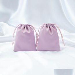Sachets de bijoux, sacs 100pcs Logo personnalisé Purple Silk Small Gift Satin Dstring Pouche d'emballage pour collier Mariage favorable Candy Goodie Dhkzm