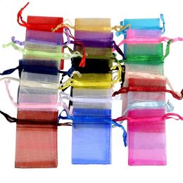 Pochettes à bijoux Sacs 50 / 100pcs / lot Sac cadeau en organza pour 24 couleurs Cordon de mariage Emballage de bonbons de Noël 231118