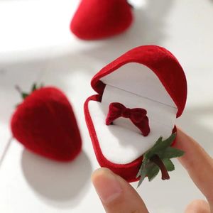Pochettes à bijoux en velours rouge, boîte à bagues aux fraises, coffrets cadeaux pour la saint-valentin, vitrine de mariage, organisateur romantique