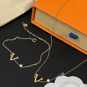 Ensemble de bijoux New Love Diamond Bracelet Designer Collier cadeau conçu pour les femmes en acier inoxydable longue chaîne de haute qualité luxe mariage voyage collier
