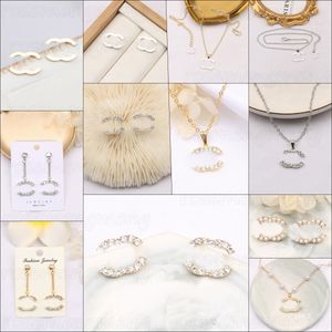 Conjuntos de joyas Diseñadores de marca Carta Pendientes Pendientes Collar 18K Chapado en oro Incrustación Perla Diamante Colgantes geométricos Collares Cadena Mujer Accesorios de boda