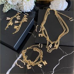 Conjuntos de joyas Collar de diseñador Pulseras de letras Vogue Mujeres Sello Pulsera de diseñador Collar de niña Regalo Amor Pendientes de perlas Accesorios