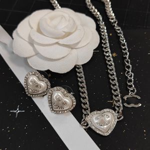Conjuntos de joyas Diseñador Colgantes Collares Stud Pendiente Chapado en plata Corazón Perla Cristal Marca de lujo Letra Gargantilla Collar colgante Cadena Accesorios de joyería