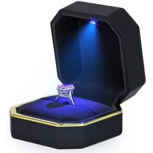 Sieradenstandaard 1 PCS LED -ringdoos luxe fluweel rubberen ketting hanger geschenken display met licht voor voorstel verloving Wedding Case 221205