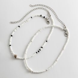 Tempérament de bijoux Collier fait à la main court et polyvalent avec des perles beiges de couleur mixte, collier multicouche à conque simple