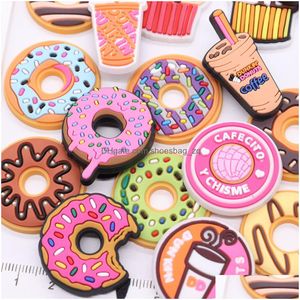 Bijoux en gros 100pcs PVC aliments beignets Coffee Biscuit Love Heart Cupcake Shomes Charmes homme femme Boucle Décorations pour bracelet mais Dhsor