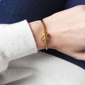 Manchet sieraden vrouwen armband metalen knoop geknoopte dames minimalistische mode temperament vacuümplaten vervaagt niet