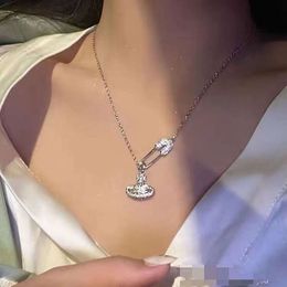 Diseñadora de joyas para mujeres Viviane Westwood Collar Netizen Cold Wind Earth Planet Planet Pins lleno de diamantes Coloque de cuello colgante de mujeres con caja