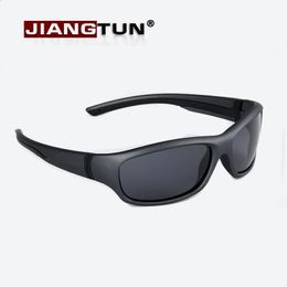 Jiangtun Brand Super Light Kids gepolariseerde zonnebril kinderen sport zonnebril UV400 Bescherming Outdoor Safety Rubber JT3418 240412