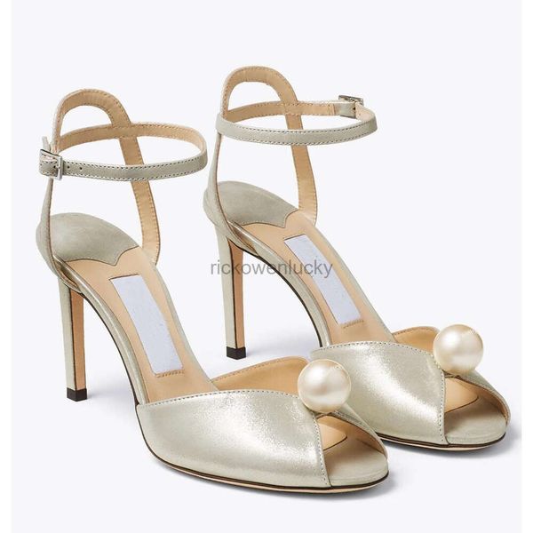 Jimmyness Choo Zapatos de boda de alta calidad Zapatos Sacora Brial White Pearl Mujer Sacora Tacones altos Señora Bombas con punta abierta Vestido Sandalias de gladiador de boda Eu35-43