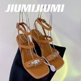 Jiumjiumi Handmade Women Chaussures Générette en cuir Toes carrés Matal Decora Slingbacks Sandals Band étroit Talons carrés Chaussures Femmes 240524
