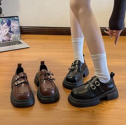 Jk Uniform Zapatos de cuero Zapatos individuales para mujer Nuevo estilo universitario Mocasines de bizcocho Hebillas de metal Suelas gruesas Mocasines retro japoneses Ropa de fiesta para estudiantes