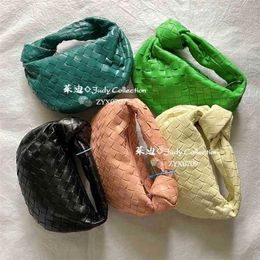 Jodie Bag Bottegass Top Woven Bags Venetass Goods in Mini-Handtasche aus geknotetem Schaffell Weiß Grau Grün