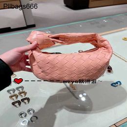 Jodie Bag Bottegvenets Handbags Bottegvenetsbaodie Home Knot Weaving Fermheld Angle Baolingge Dumpling Bun pour femmes